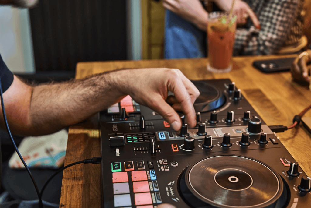 Controladora de DJ Hercules - DJ Control Inpulse 300 MK2 - Serato DJ Lite, 16 pads, Beatmatch Guide - Preto (Imagem 4)